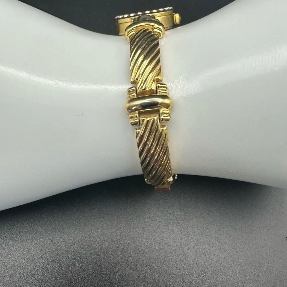 Classic Luxurious Gold Tone Round Face Watch by Elgin 